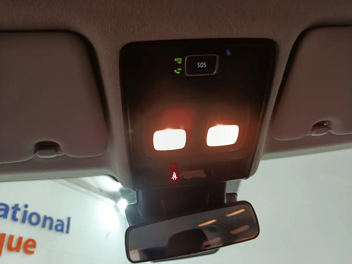 Plafonnier avec éclairage intérieur allumé et bouton SOS visible dans une Renault Clio Business blanche 2021.
