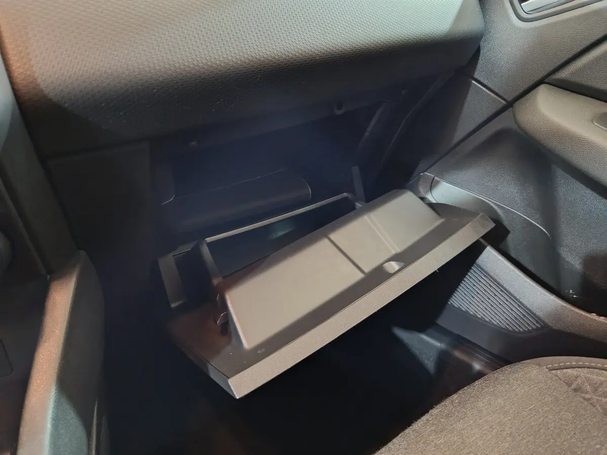 Gros plan sur la boîte à gants ouverte côté passager de la Renault Clio Business TCe 90 blanche de 2021.