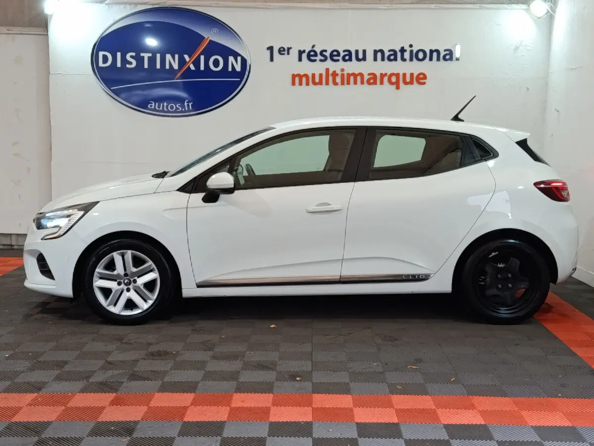 Profil côté gauche d'une Renault Clio Business TCe 90 blanche 2021, avec jantes avant argent et arrière noires.