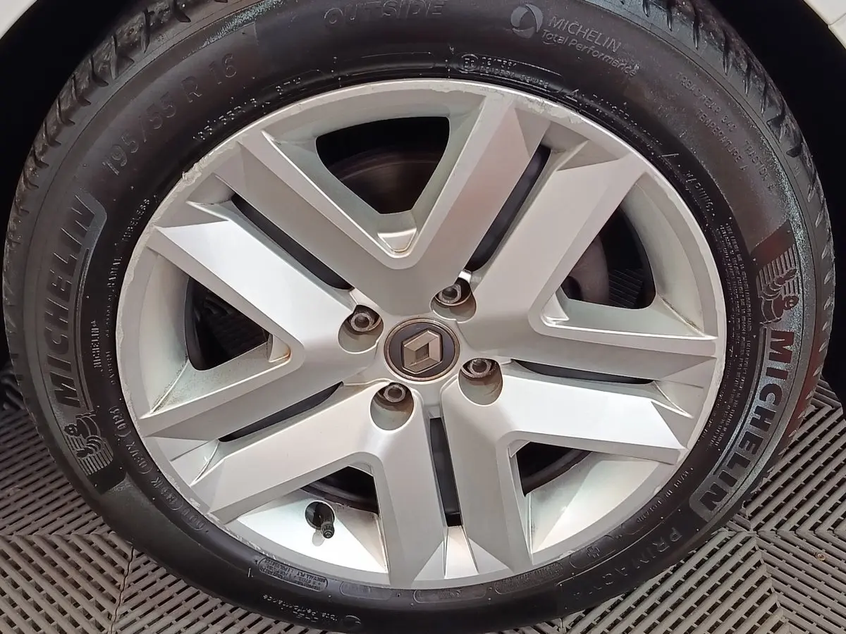 Gros plan sur la roue avant droite d'une Renault Clio Business blanche avec jante alliage et pneu Michelin.