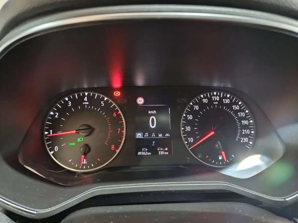 Tableau de bord de Renault Clio Business TCe 90 2021 avec compte-tours, compteur vitesse et écran multifonctions allumé.