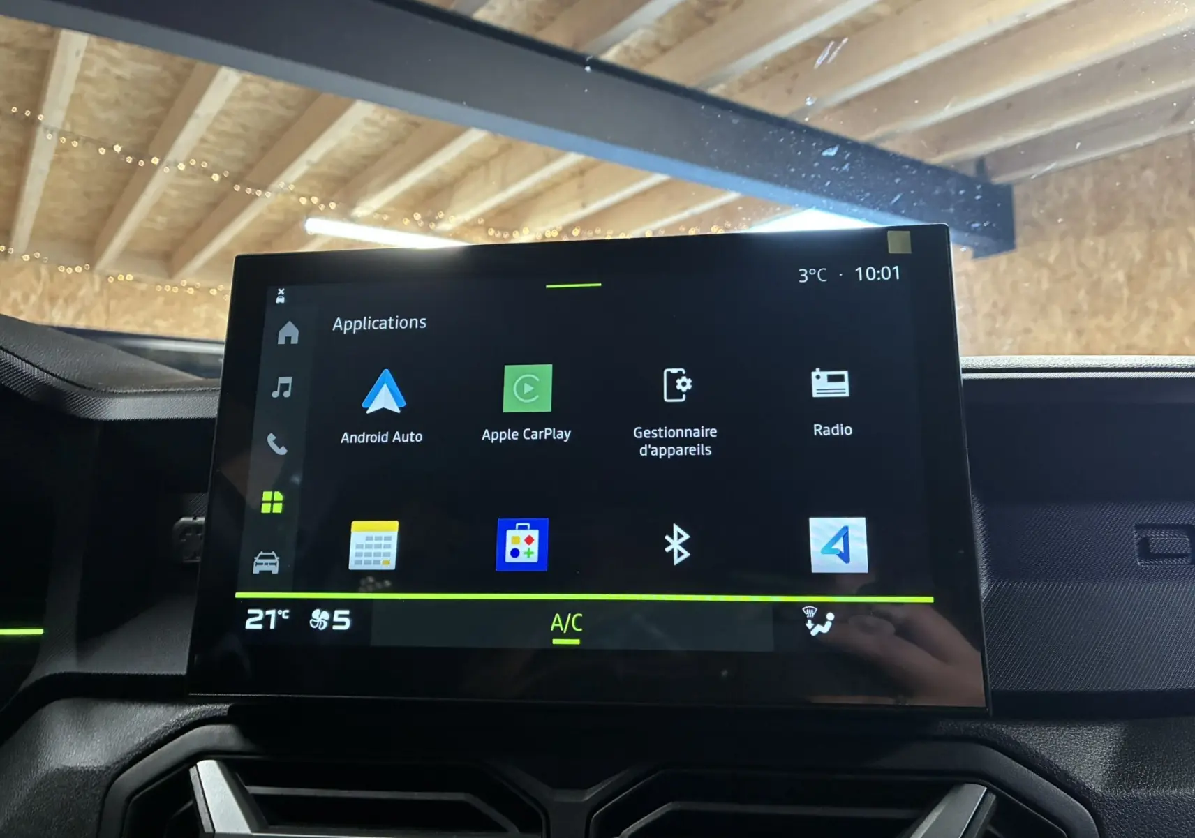 Écran tactile central du Dacia Duster 1.6 Hybrid 140 noir, affichant les applications connectées, vue intérieure frontale.