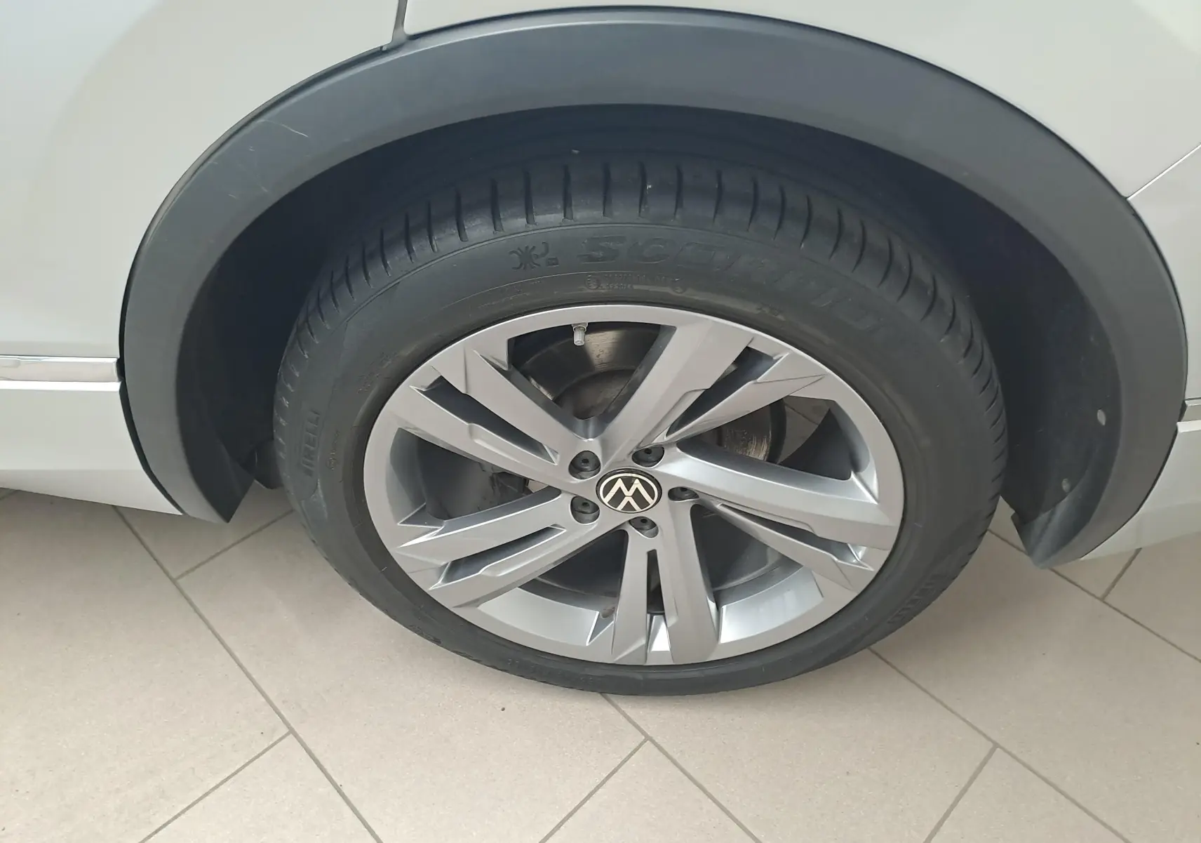 Gros plan sur la roue avant droite du Volkswagen Tiguan 2024 couleur Reflet d'Argent avec jante alliage R-Line.