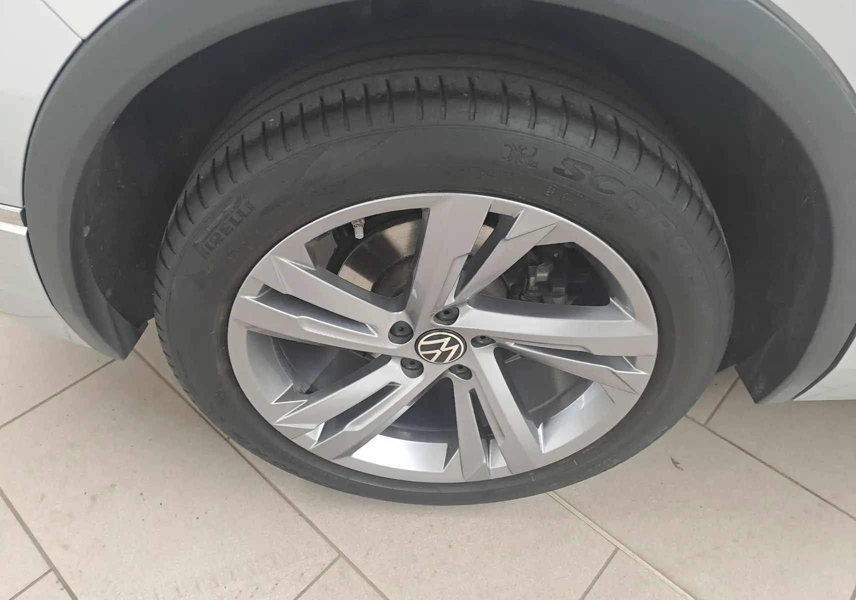 Gros plan sur la roue avant droite du Volkswagen Tiguan 2024 en peinture métallisée Reflet d'Argent avec jante alliage R-Line.
