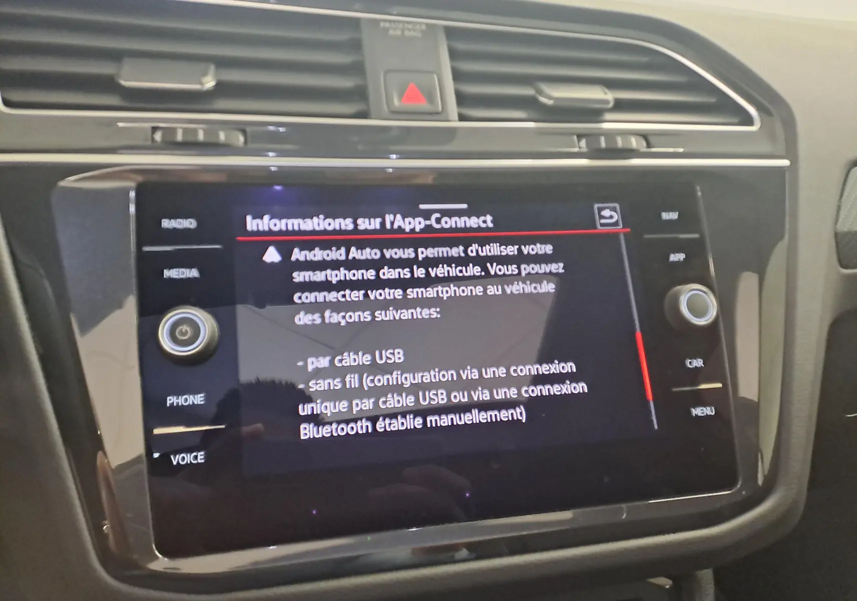 Écran tactile central du Volkswagen Tiguan 2024 affichant les options de connexion Android Auto, avec commandes autour.