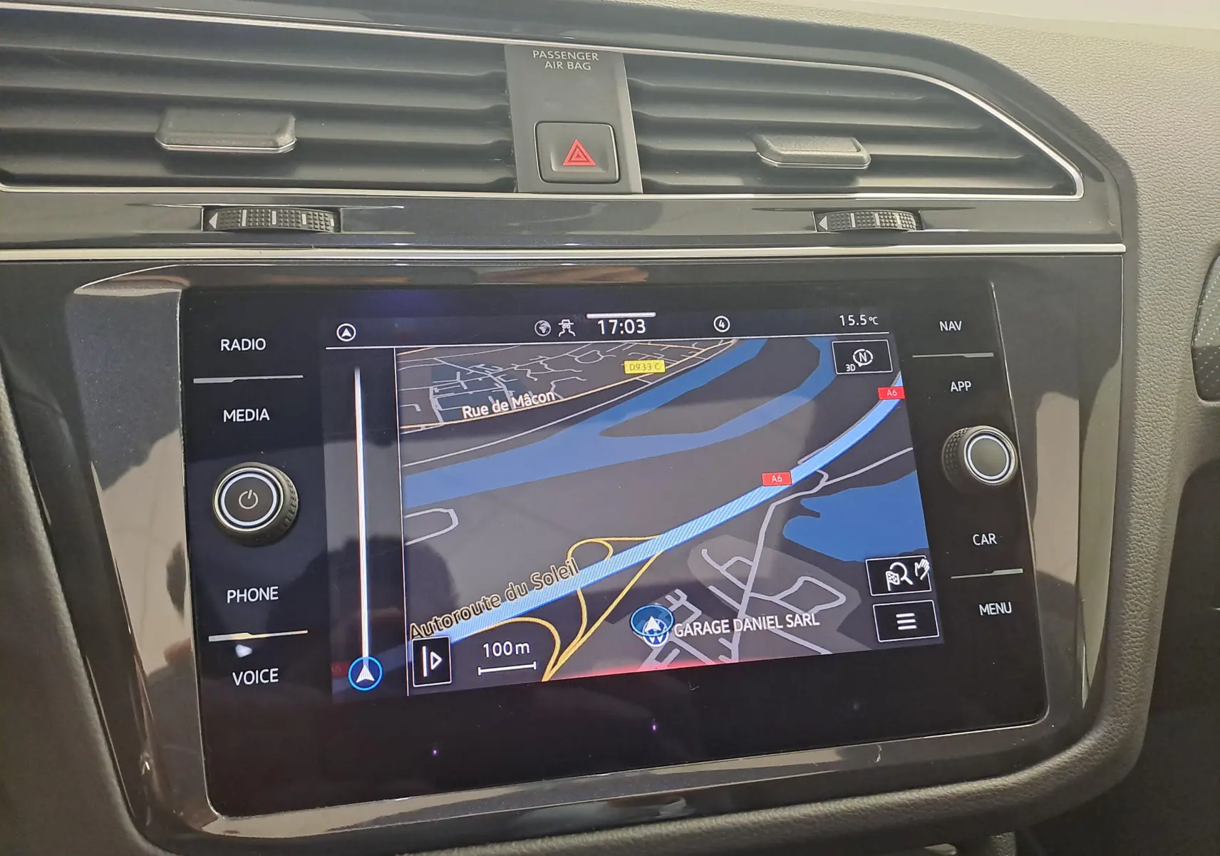 Écran tactile central du Volkswagen Tiguan 2024 affichant la navigation, entouré de commandes noires brillantes.