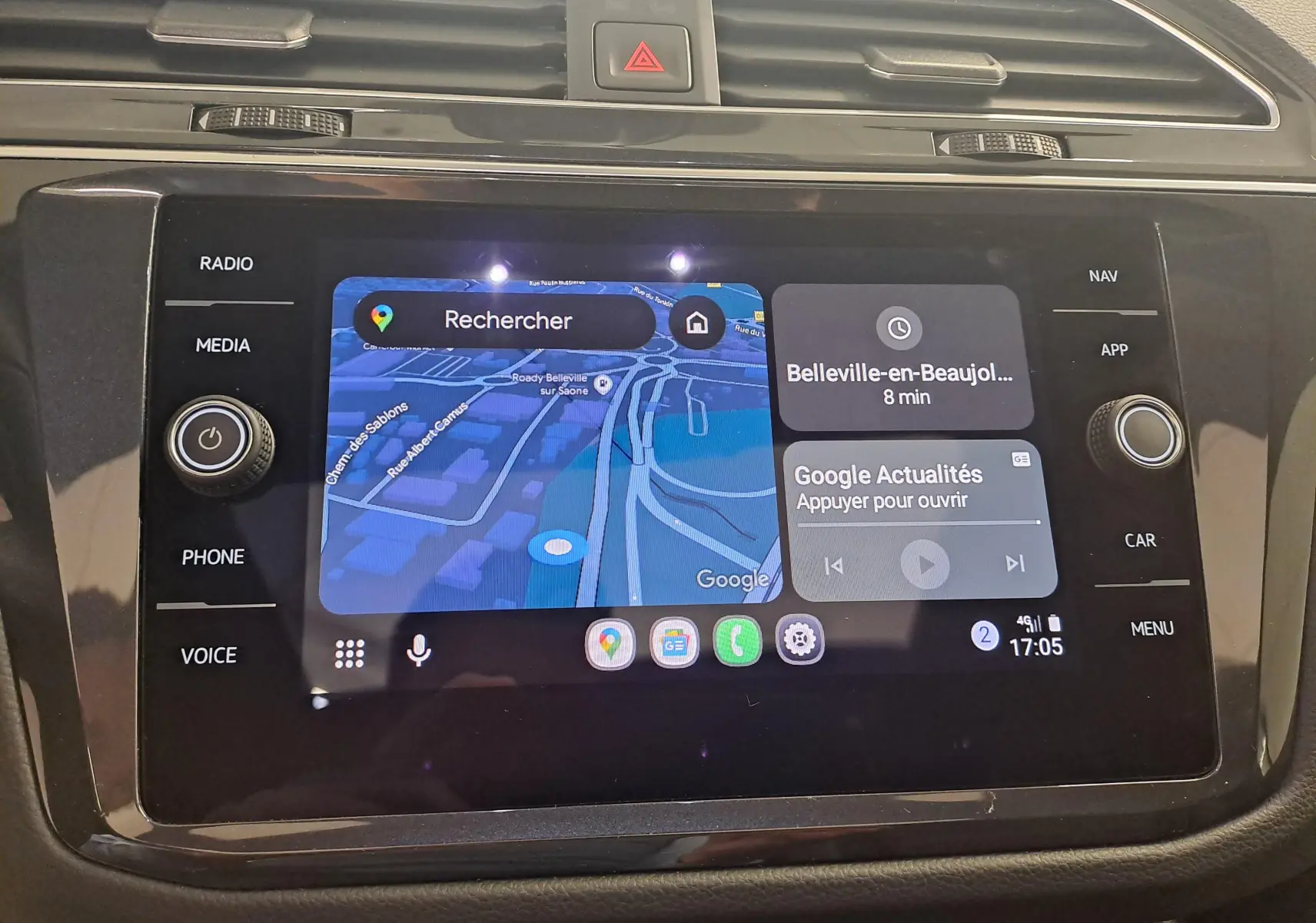 Écran tactile central du Volkswagen Tiguan 2024 affichant la navigation Google Maps et les options multimédia.