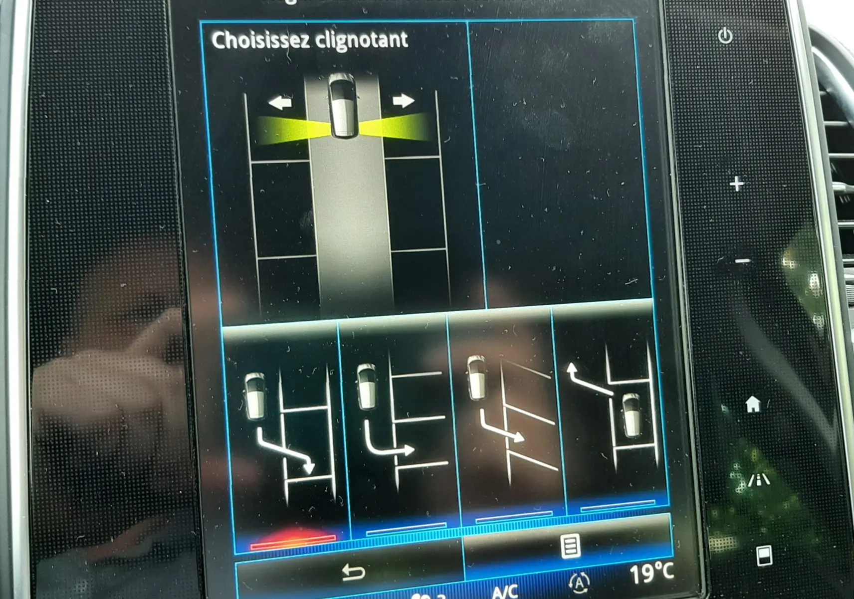 Écran tactile du tableau de bord du Renault Scenic IV 2018 affichant l'aide au stationnement avec vue 360° et commandes climatisation.