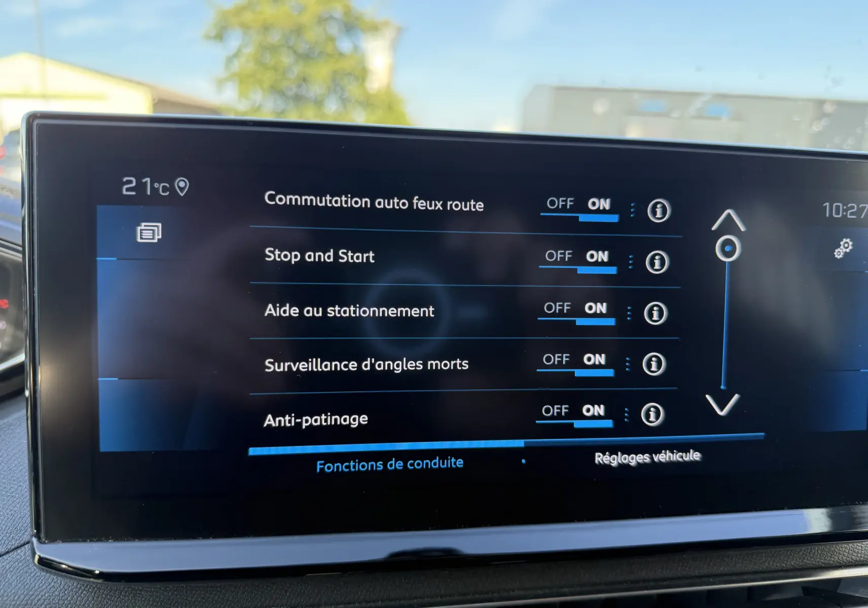 Écran tactile intérieur du Peugeot 5008 2021 affichant les réglages d’aides à la conduite et fonctions activées.