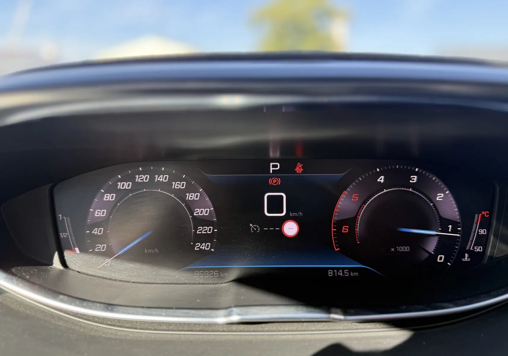 Tableau de bord numérique du Peugeot 5008 gris 2021, affichant vitesse à 0 km/h et compte-tours au ralenti.