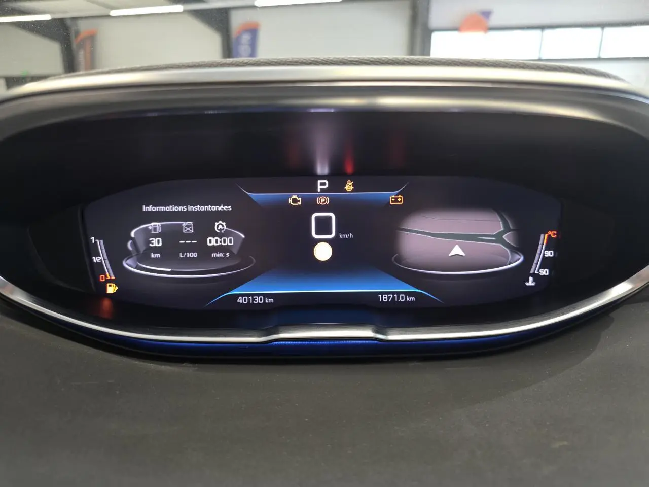 Combiné numérique du tableau de bord du Peugeot 3008 2022 affichant la navigation et les informations instantanées.