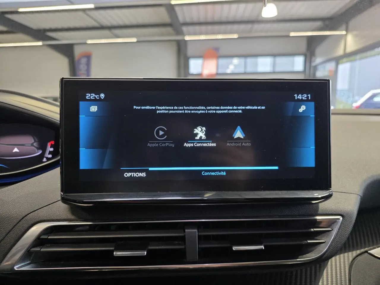 Écran tactile central du Peugeot 3008 bleu Iron, affichant les options Apple CarPlay et Android Auto, intérieur moderne.