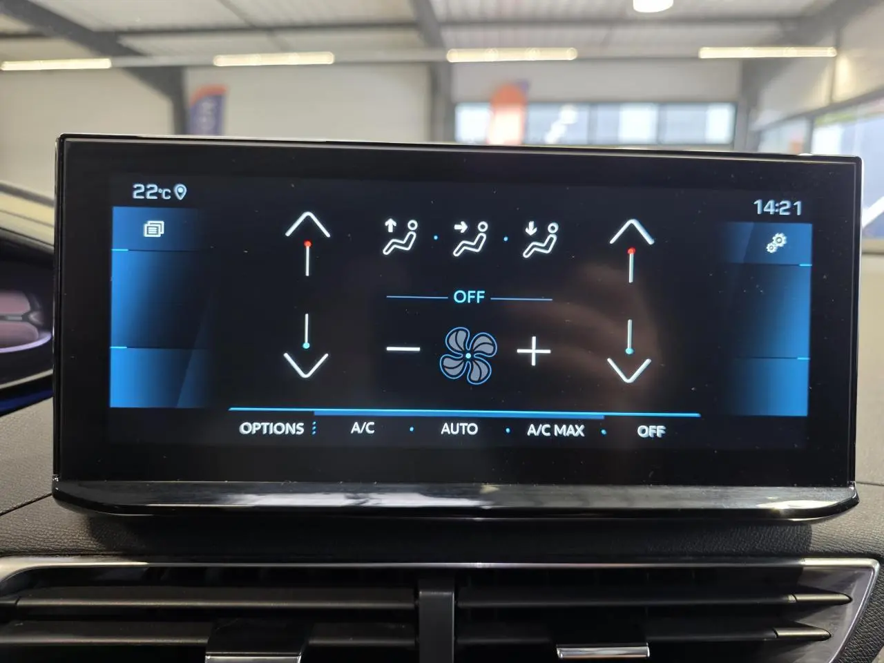 Écran tactile central du Peugeot 3008 bleu Iron, affichant les réglages de la climatisation automatique bi-zone.