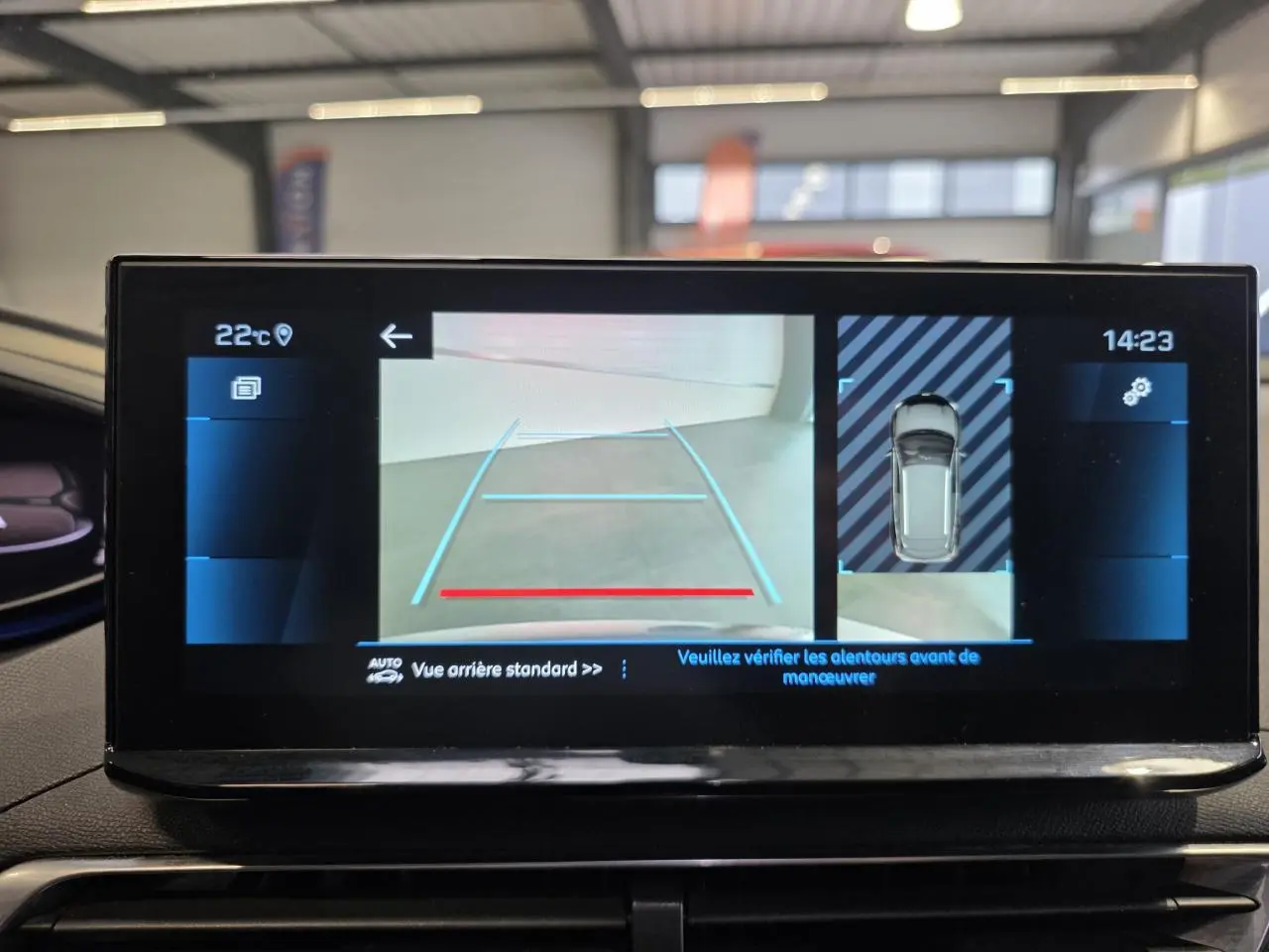 Écran tactile intérieur du Peugeot 3008 Bleu Iron affichant la caméra de recul et l'aide au stationnement.