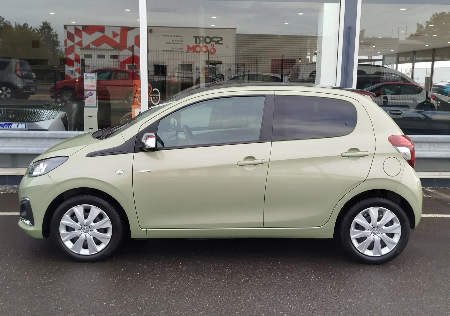 Peugeot 108 Smooth Green vue de profil côté gauche, compacte 5 portes avec jantes alliage et vitres teintées.
