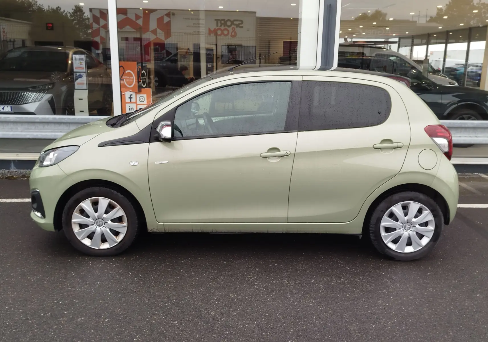 Profil droit d'une Peugeot 108 2021 Smooth Green à cinq portes, avec jantes argentées et vitres teintées.