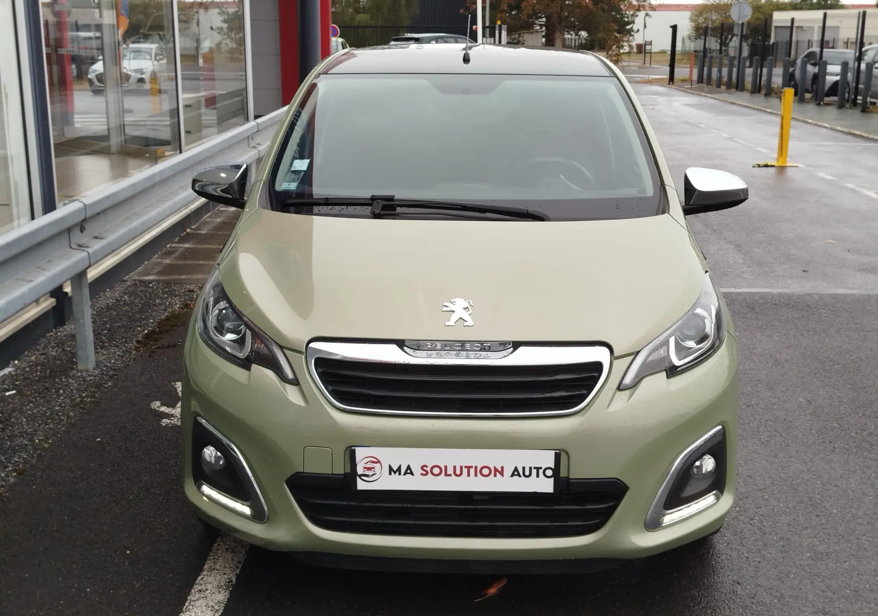 Gros plan sur l’inscription « STYLE » argentée et bleue sur la carrosserie Smooth Green d’une Peugeot 108.