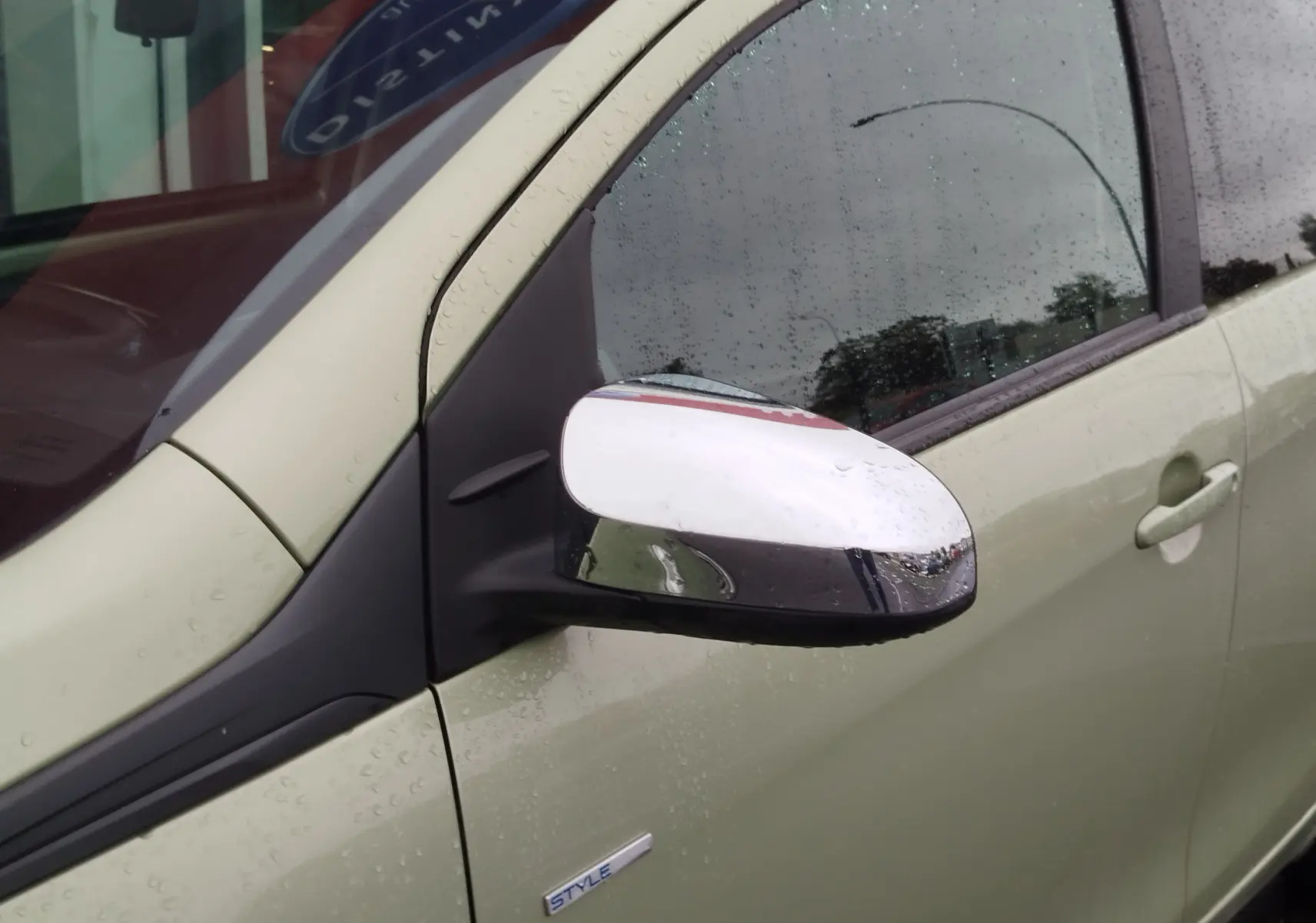Gros plan sur les commandes de lève-vitres côté conducteur de la Peugeot 108 Smooth Green 2021.
