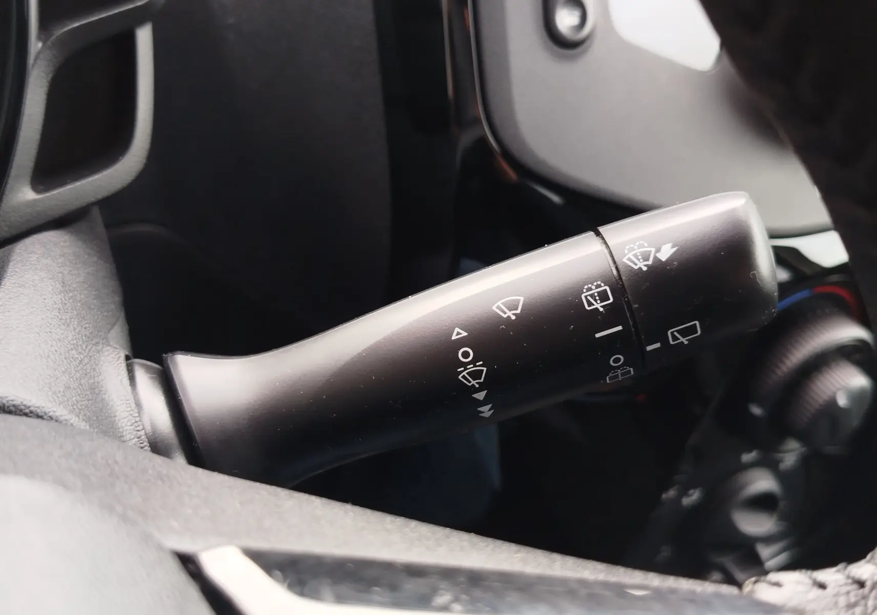 Gros plan sur la commande de l'essuie-glace côté gauche du Peugeot 108 Smooth Green, intérieur noir.