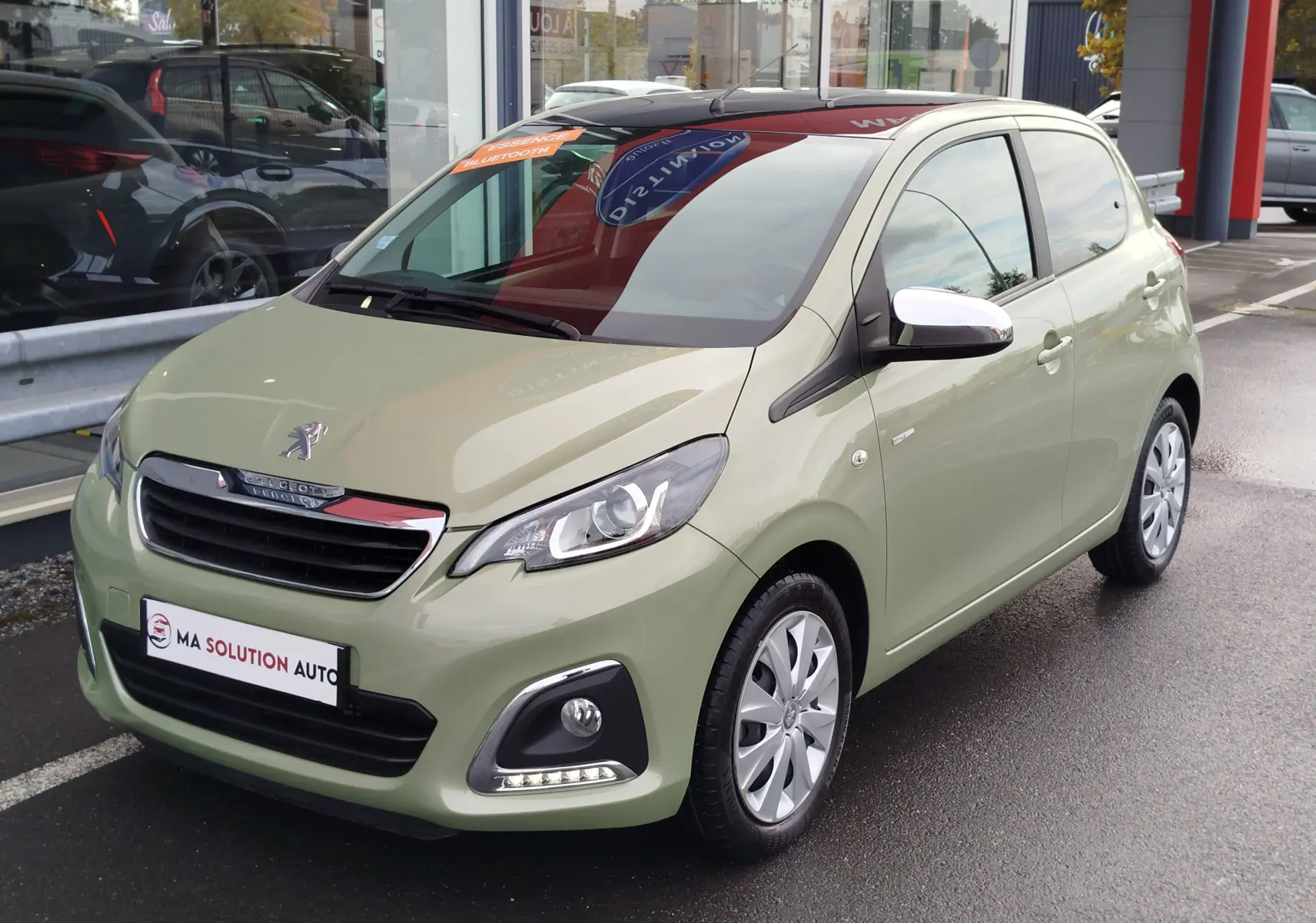Peugeot 108 Smooth Green vue 3/4 avant droit, compacte essence avec feux LED et rétroviseurs blancs.
