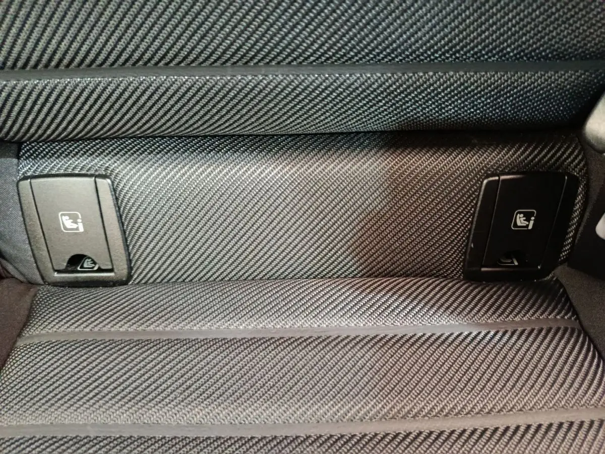 Gros plan sur la banquette arrière gris foncé de l'Alfa Romeo Stelvio avec fixations Isofix visibles.