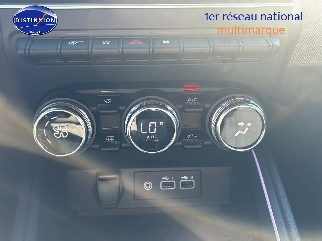 Commandes de climatisation automatique avec affichage digital et ports USB dans une Renault Clio V gris pizzara.