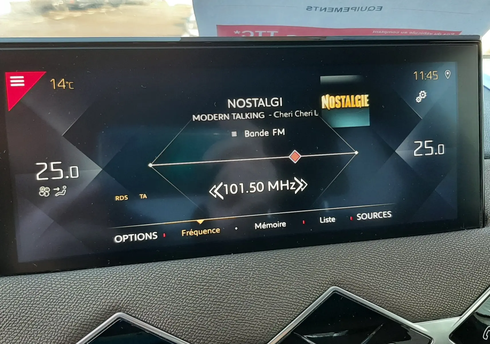 Écran central du DS3 Crossback 2019 affichant la radio Nostalgie et la température intérieure à 25°C.