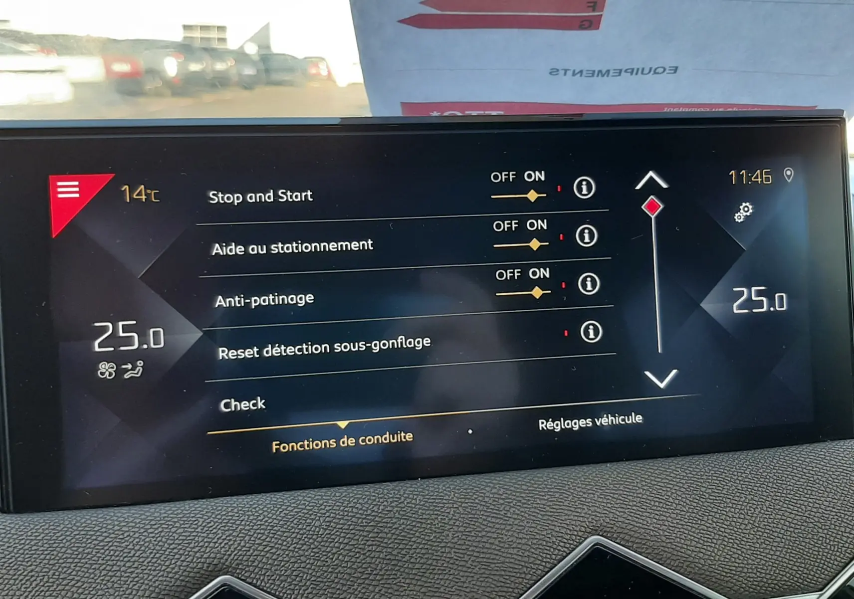 Écran tactile central du DS3 Crossback 2019 affichant les réglages d’aide à la conduite dans un intérieur noir.