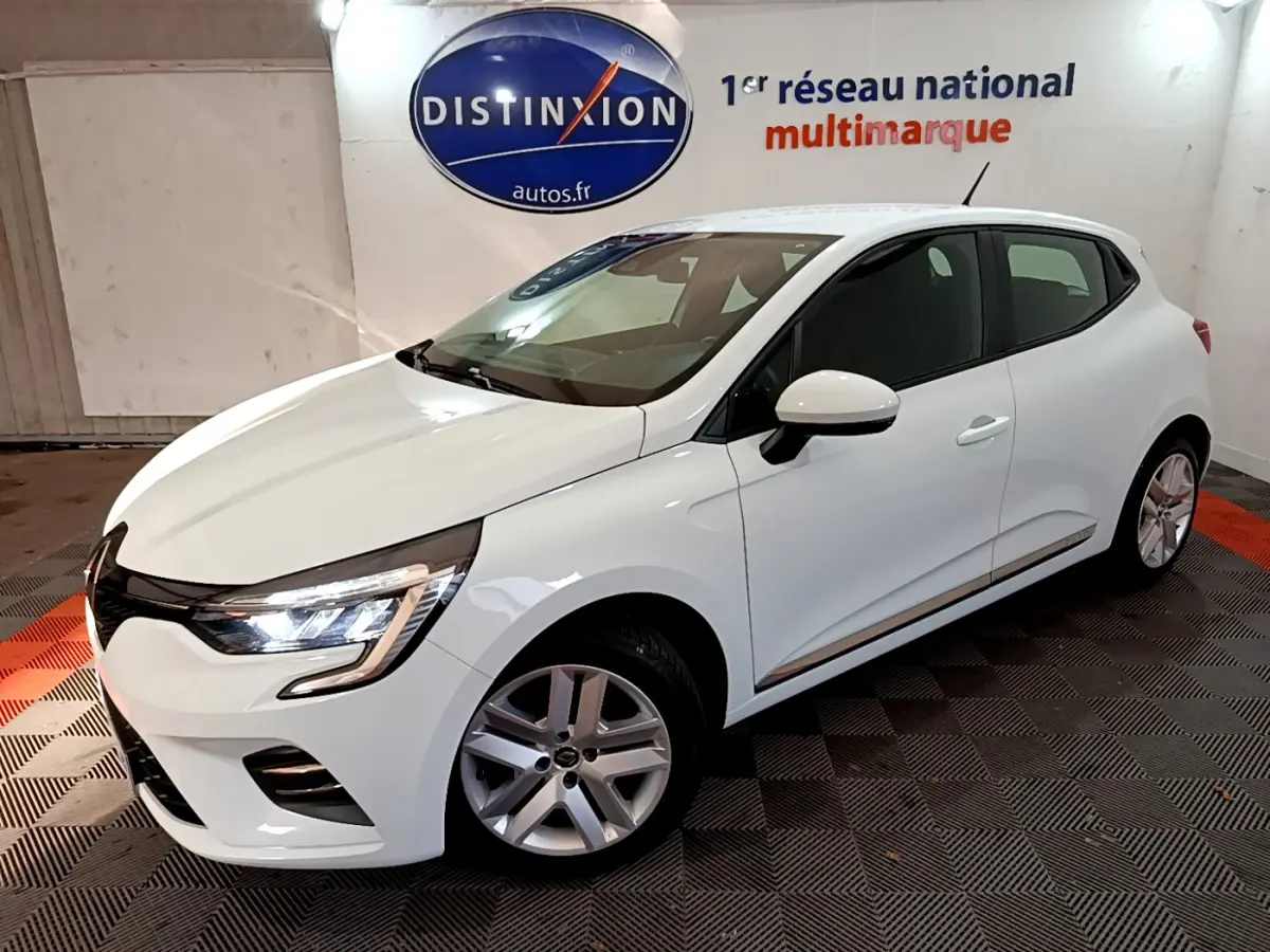 Renault Clio Business TCe 90 blanche vue en 3/4 avant droit avec phares LED allumés en showroom