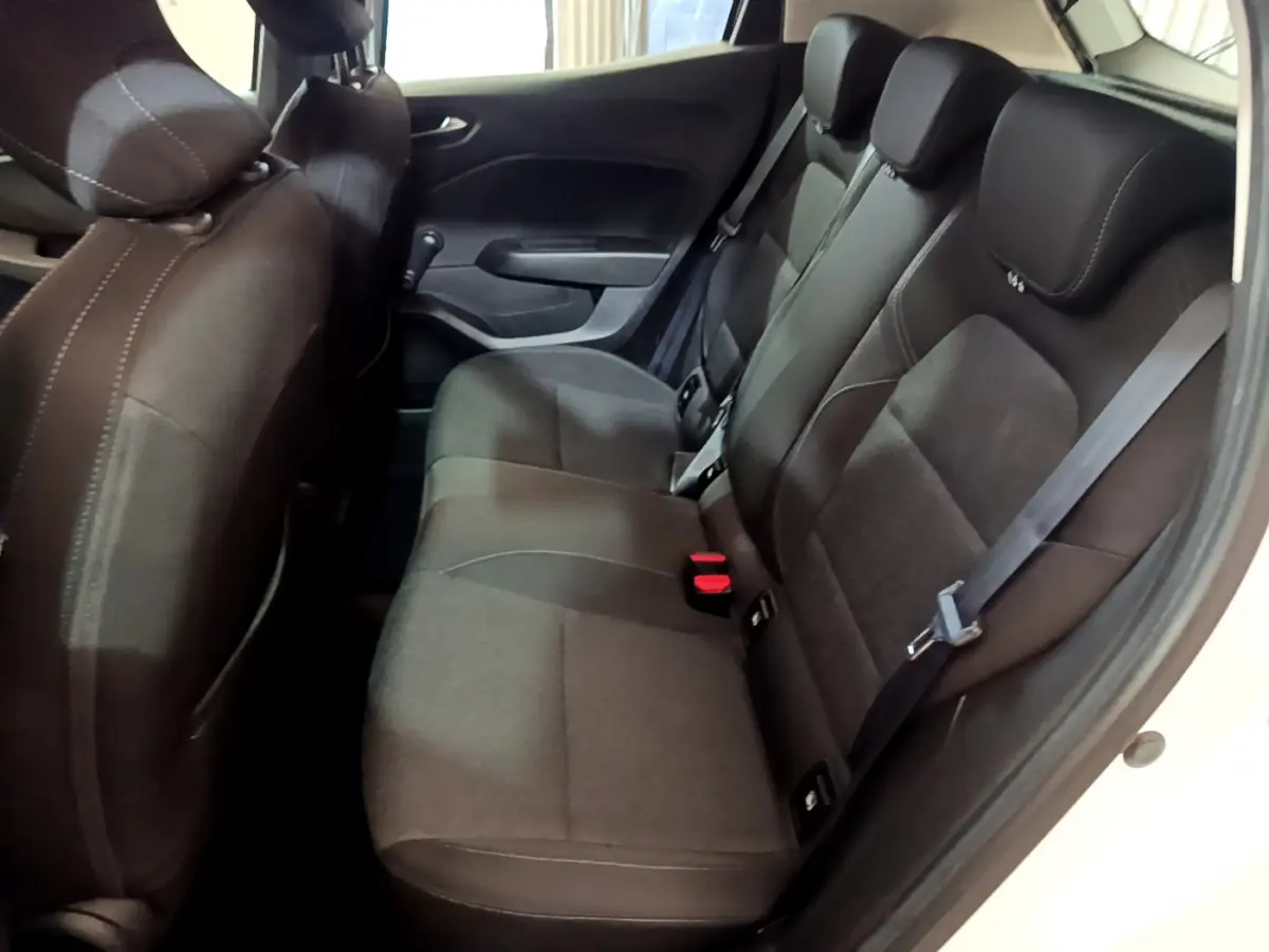 Vue latérale côté droit de la banquette arrière noire de la Renault Clio Business TCe 90, avec ceinture de sécurité visible.