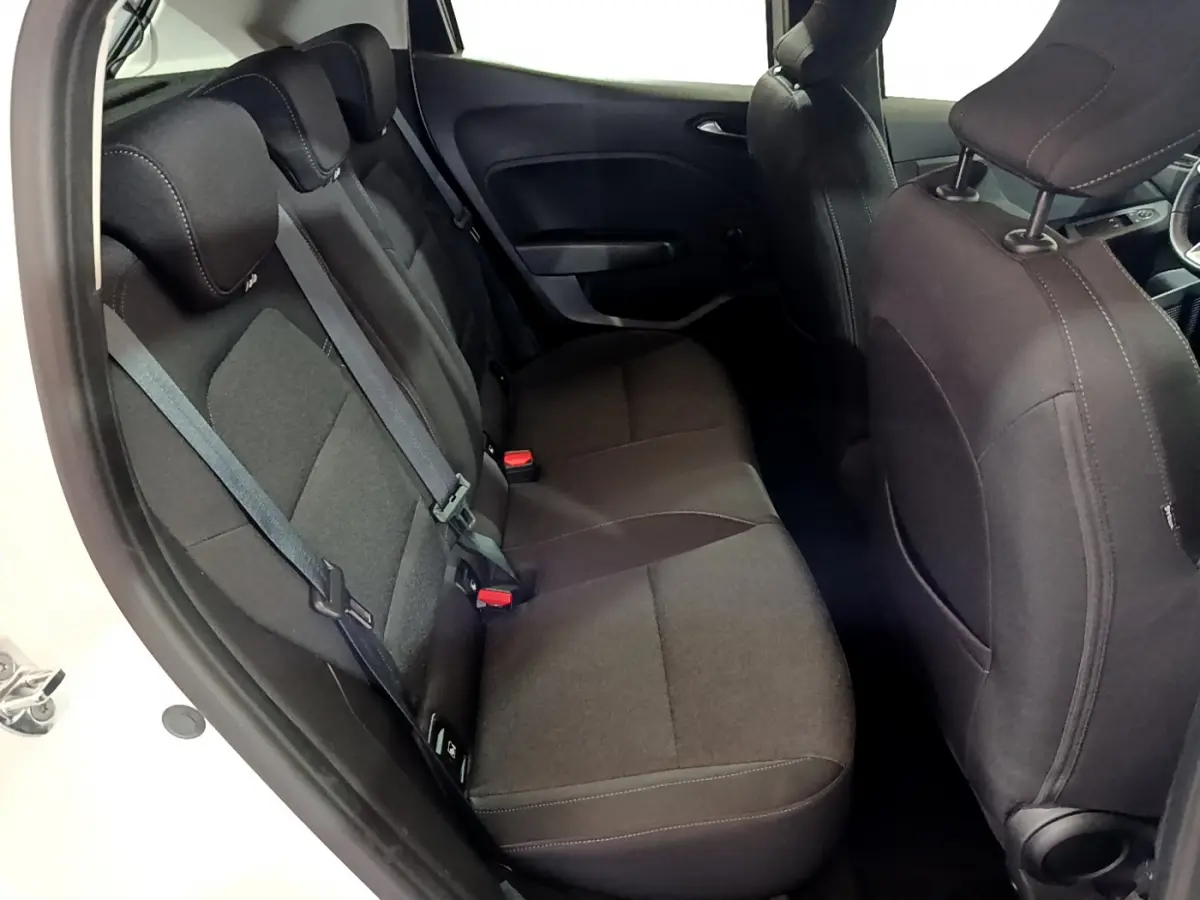 Vue intérieure côté gauche sur la banquette arrière noire de la Renault Clio Business TCe 90 blanche de 2021.