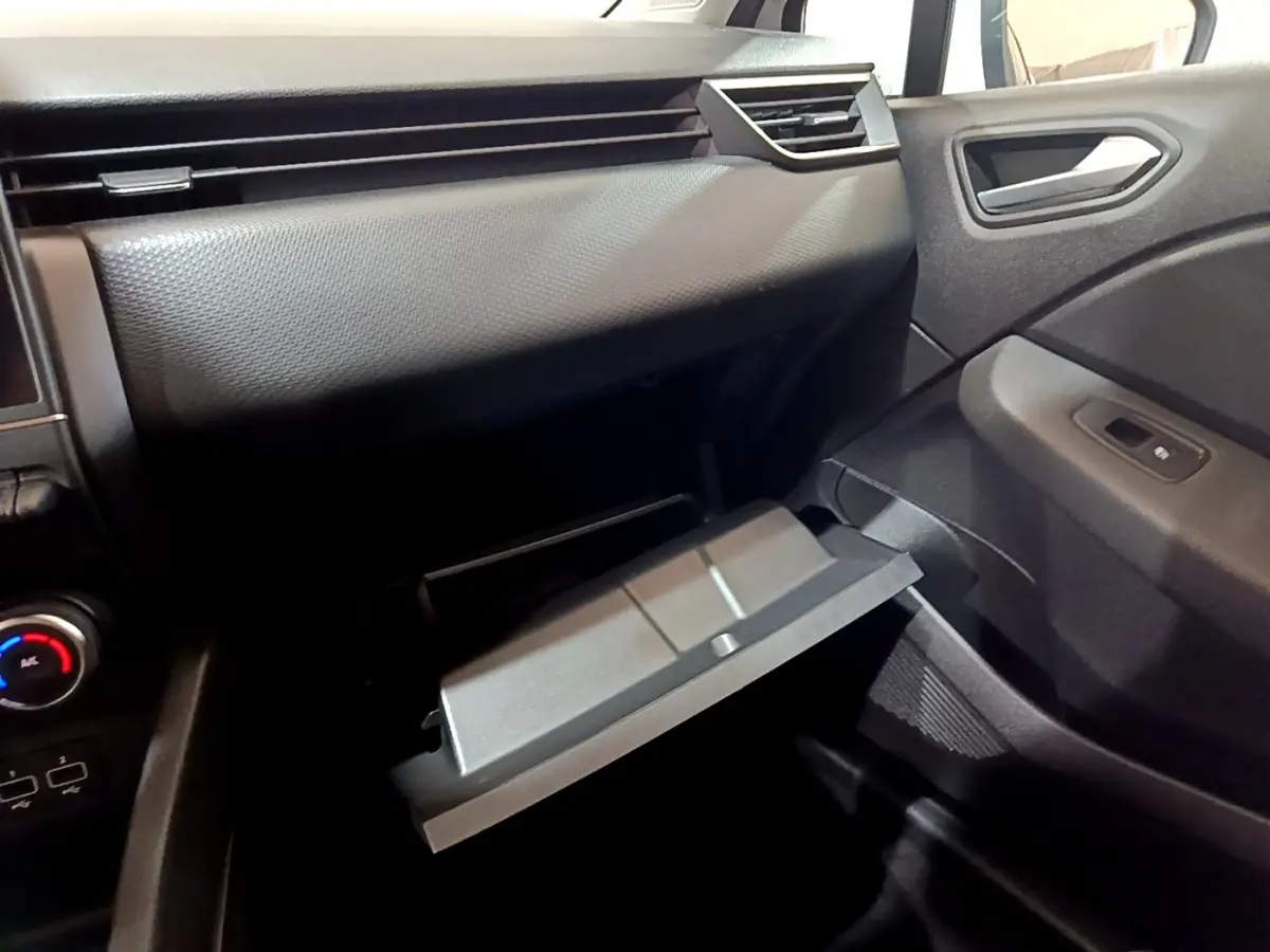 Intérieur de la Renault Clio Business TCe 90 2021 blanc, vue sur la boîte à gants ouverte côté passager.