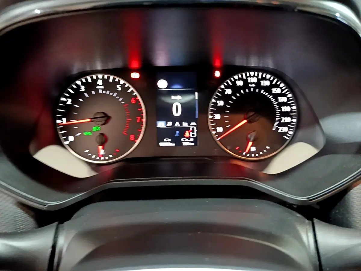 Gros plan sur le tableau de bord de la Renault Clio Business TCe 90 2021, affichage digital et compteurs analogiques.