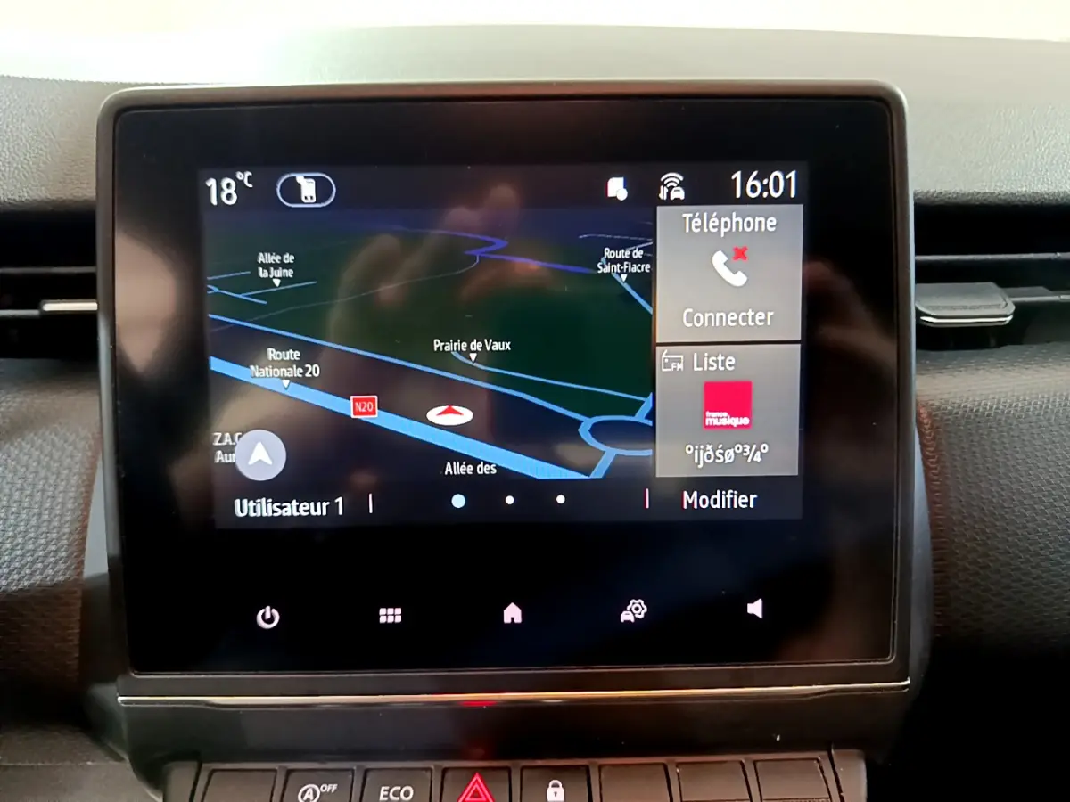 Écran tactile central affichant la navigation et les options multimédia dans une Renault Clio Business blanche de 2021.