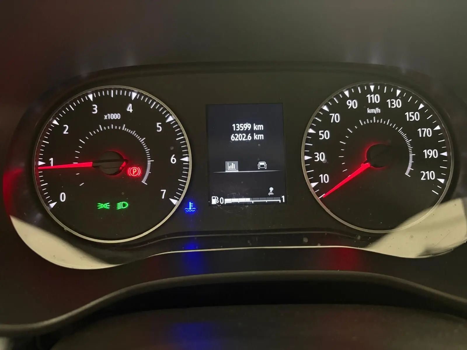 Tableau de bord du Dacia Sandero Stepway 2023 montrant compte-tours, compteur de vitesse et écran kilométrique.