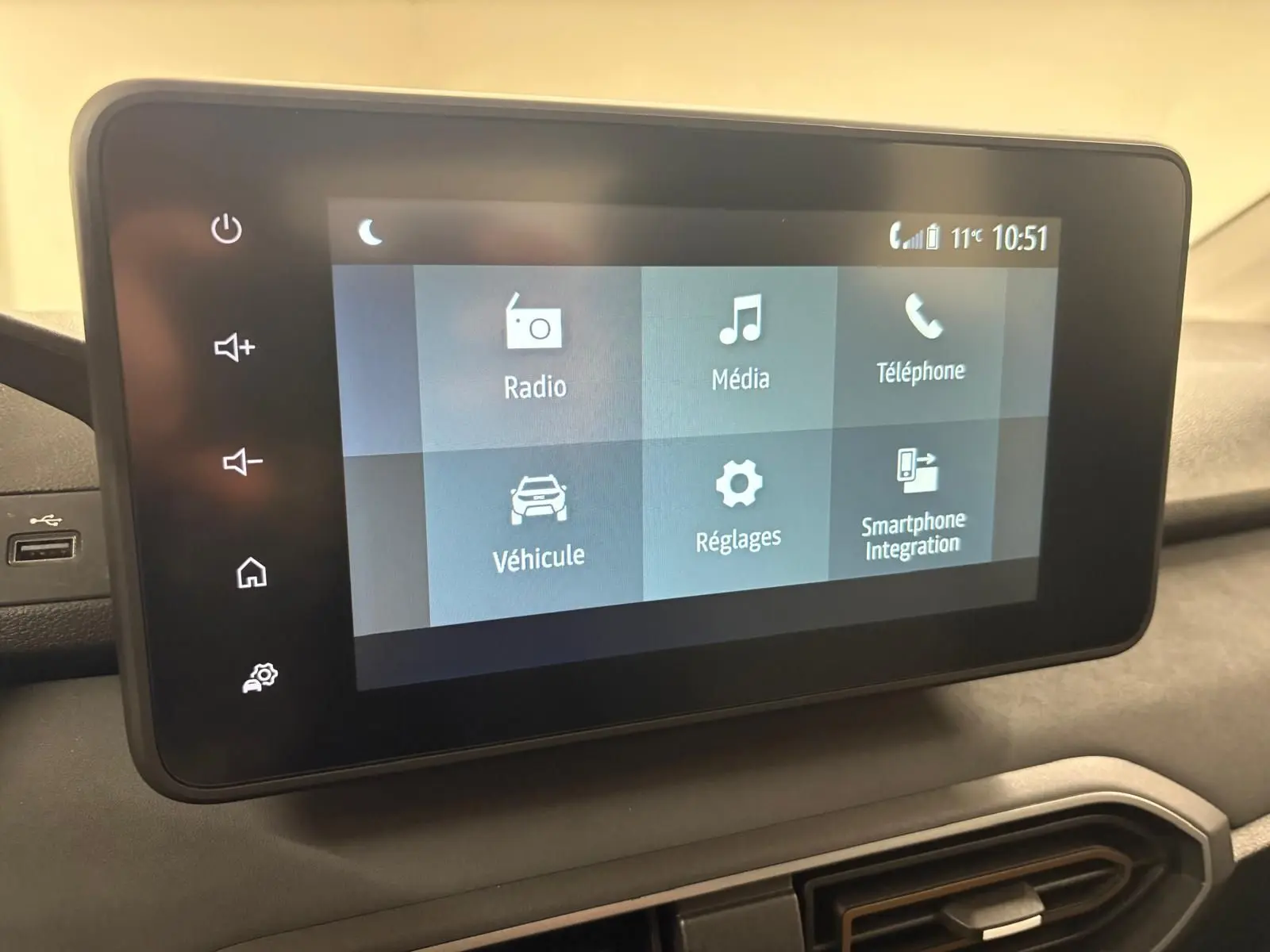 Écran tactile central affichant le menu multimédia du tableau de bord de la Dacia Sandero Stepway 2023.