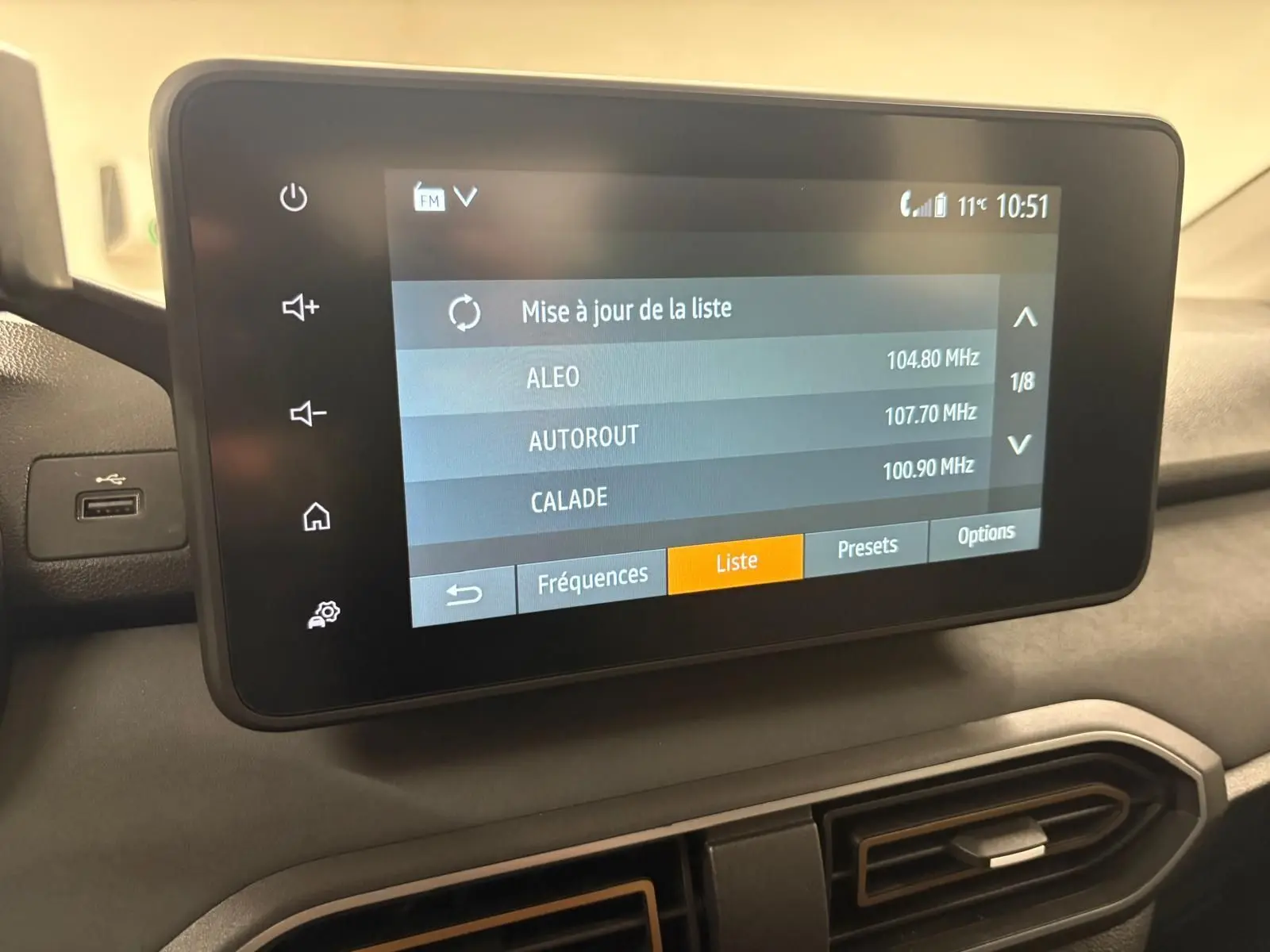 Écran tactile central affichant la liste des stations radio dans l’habitacle du Dacia Sandero Stepway 2023.