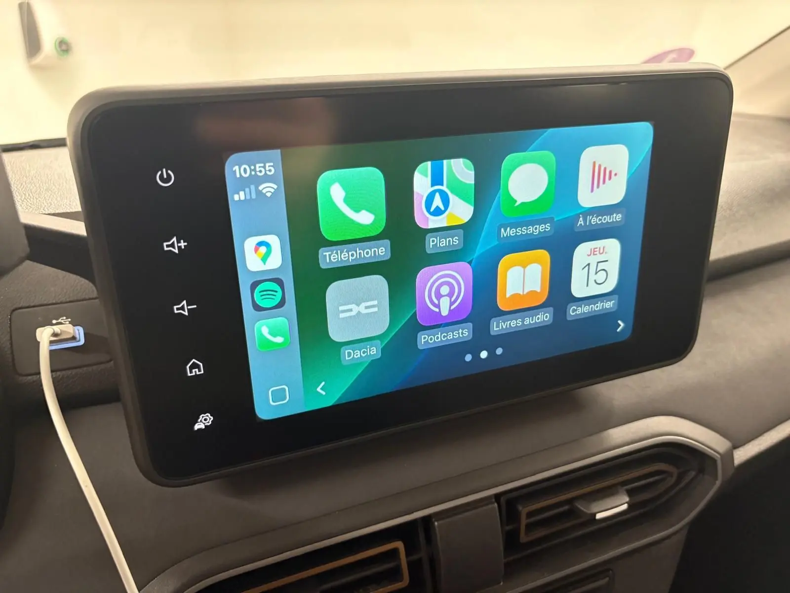 Écran tactile central du tableau de bord de la Dacia Sandero Stepway 2023 avec interface Apple CarPlay affichée.
