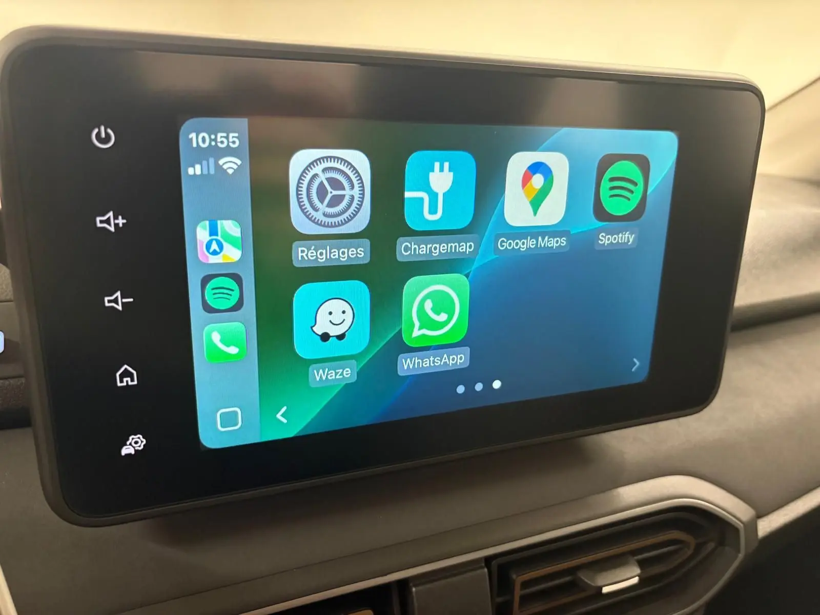 Écran tactile central affichant des applications de navigation et musique dans l'habitacle d'une Dacia Sandero Stepway.