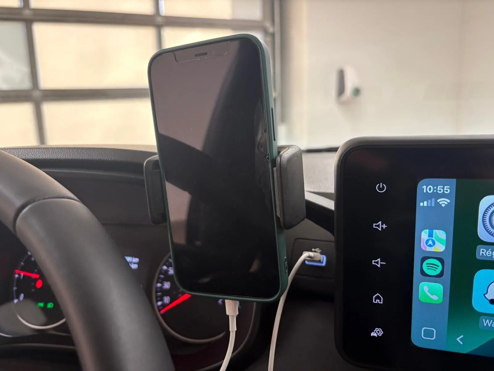 Intérieur de Dacia Sandero Stepway 2023, vue sur le tableau de bord avec smartphone fixé et écran tactile allumé.