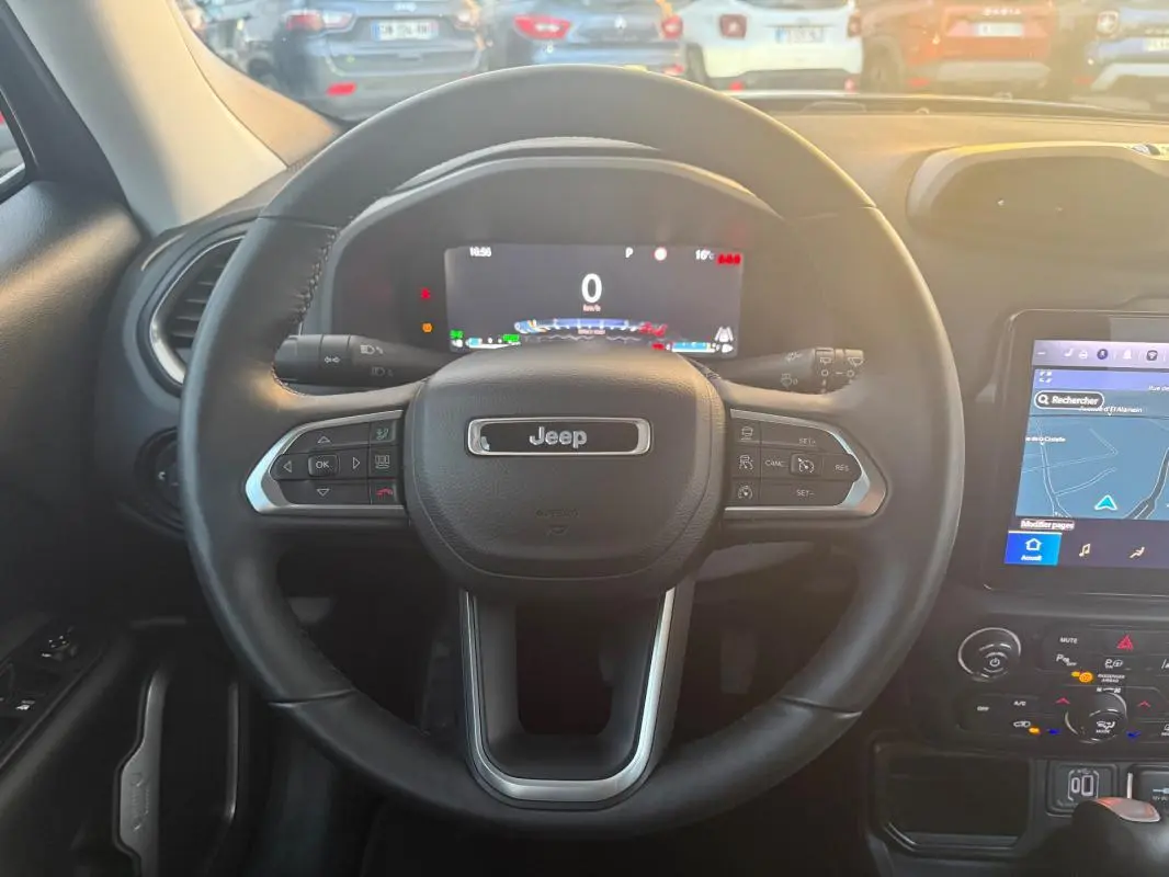 Vue de face du volant noir du Jeep Renegade 2024 avec tableau de bord numérique et écran tactile GPS à droite.