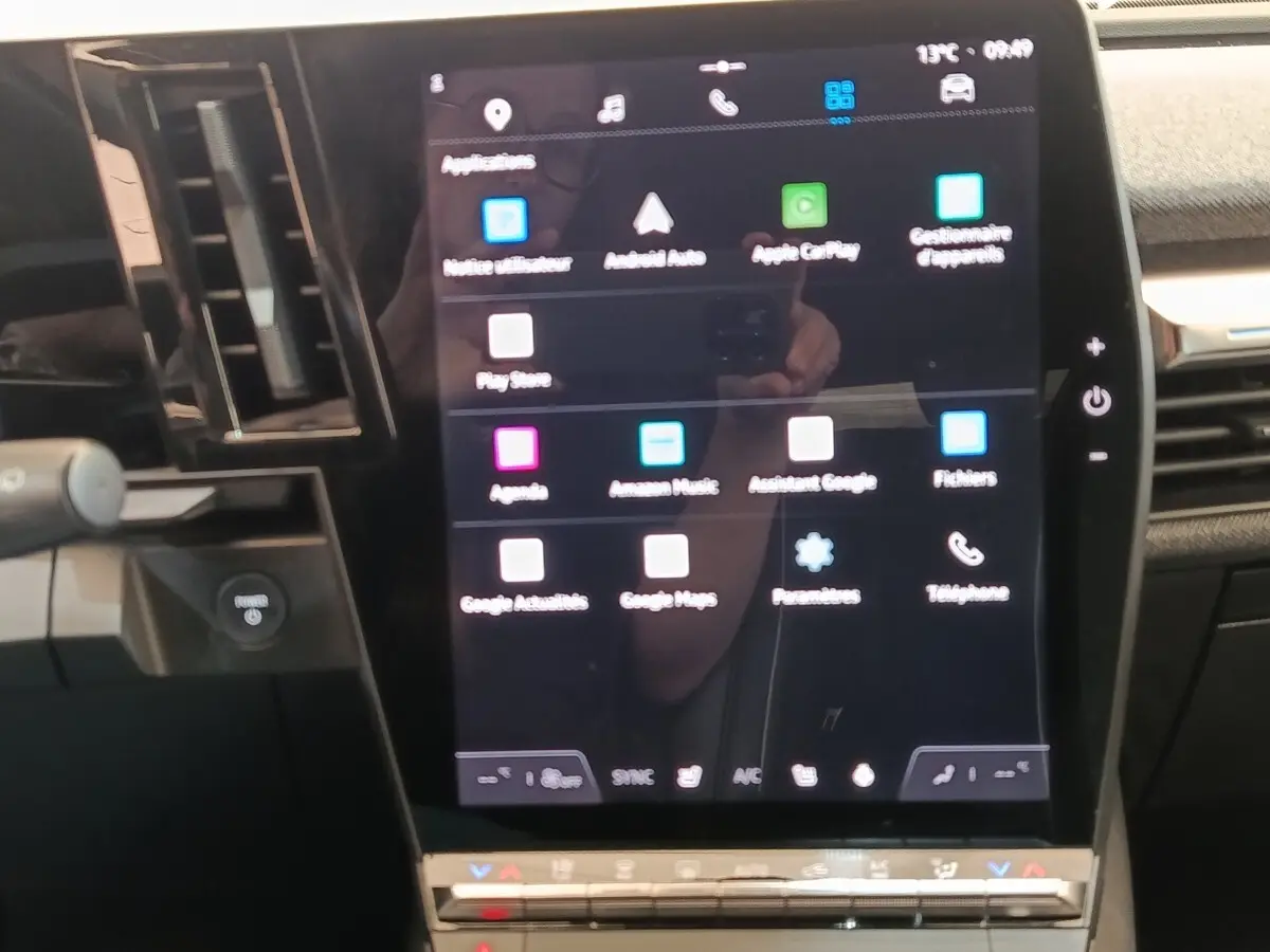 Écran tactile central vertical affichant applications connectées dans l’habitacle d’une Renault Mégane électrique 2023.
