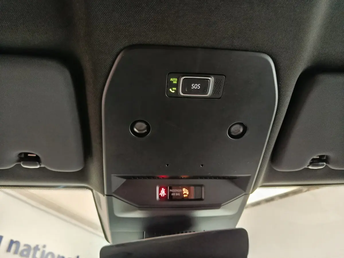 Détail du plafonnier intérieur avec bouton SOS et indicateurs d'airbag passager de la Renault Mégane électrique bleue.