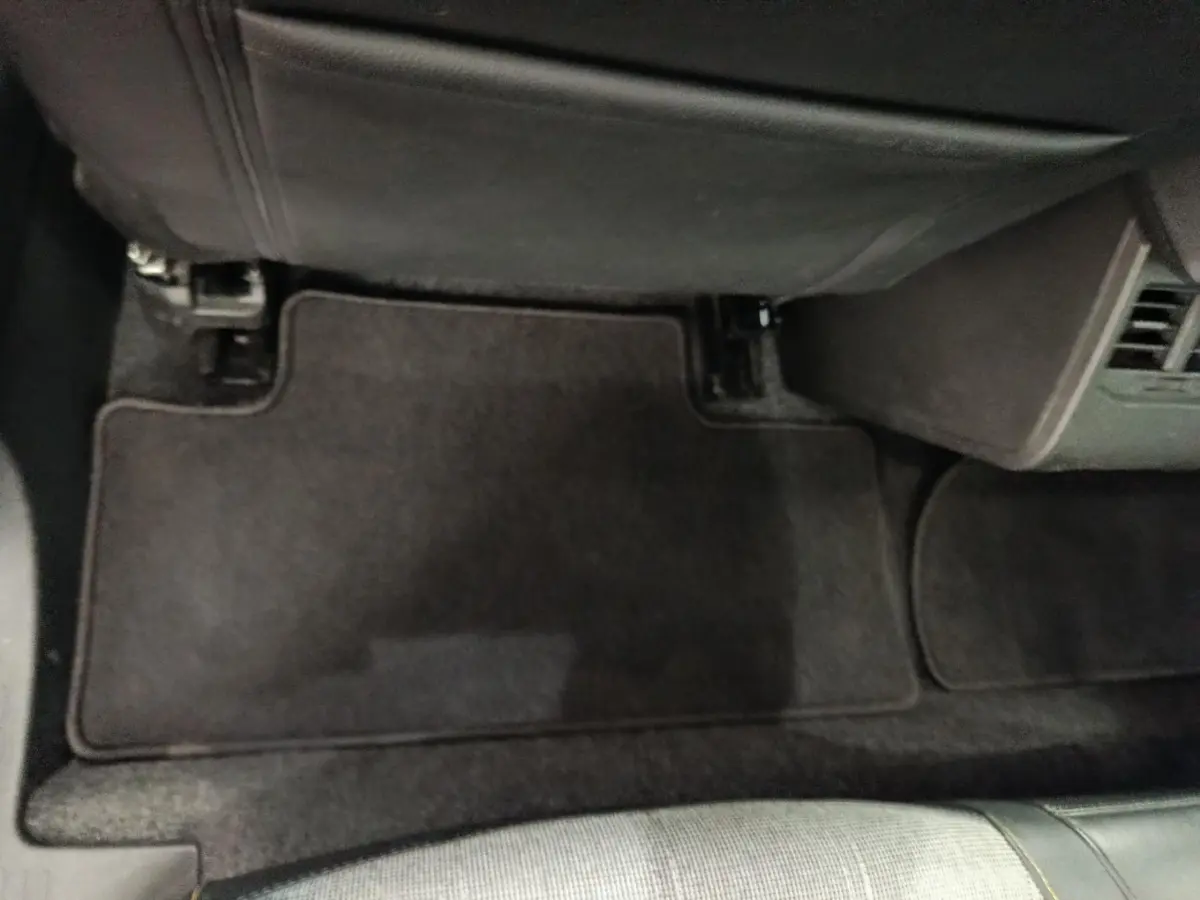 Vue plongeante sur le tapis de sol noir côté passager avant de la Renault Megane Techno EV60 2023.