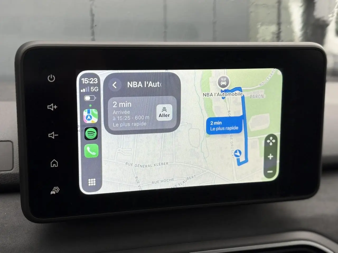 Écran tactile 8 pouces du système de navigation Media NAV dans une Dacia Sandero Stepway 2025.