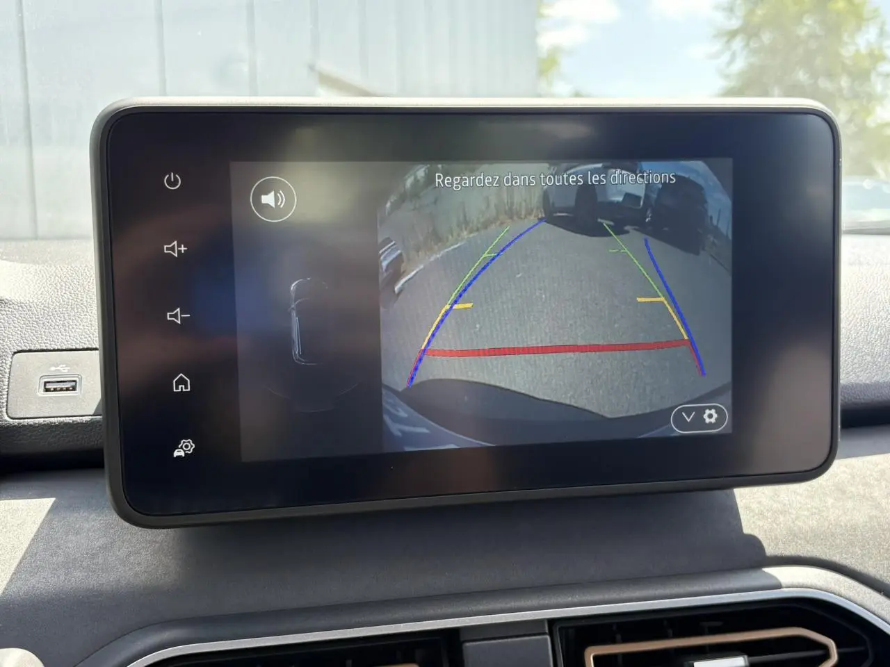 Écran tactile intérieur montrant la caméra de recul du Dacia Sandero Stepway Vert Cèdre, avec guidage coloré.