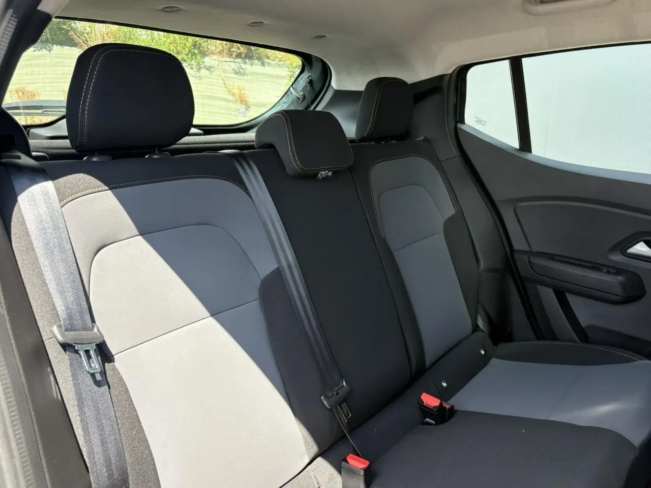 Vue intérieure de la banquette arrière en tissu noir et gris de la Dacia Sandero Stepway 2025 côté droit.