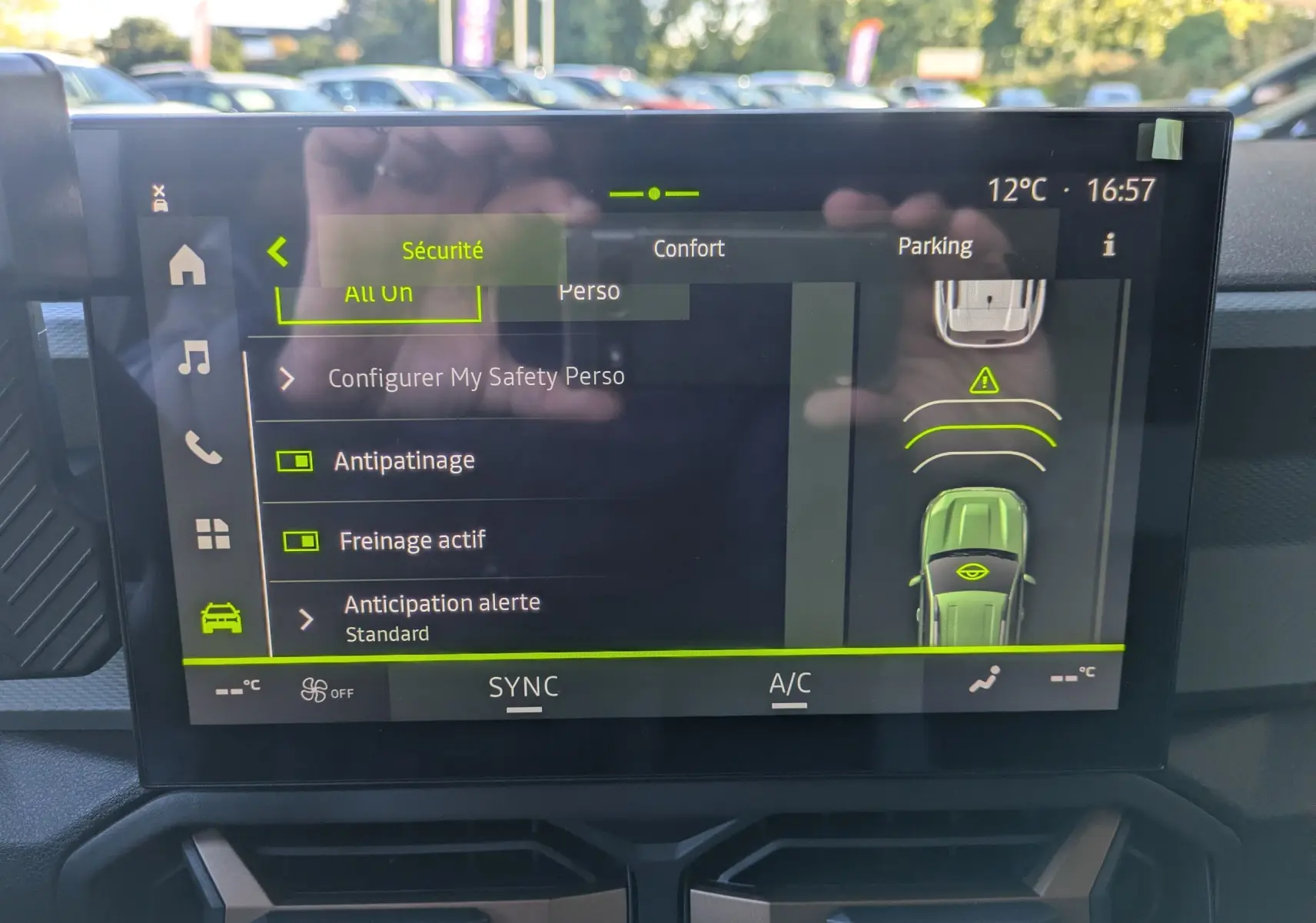 Écran tactile du tableau de bord du Dacia Bigster Hybrid 155 Extreme affichant les réglages de sécurité et assistance au stationnement.