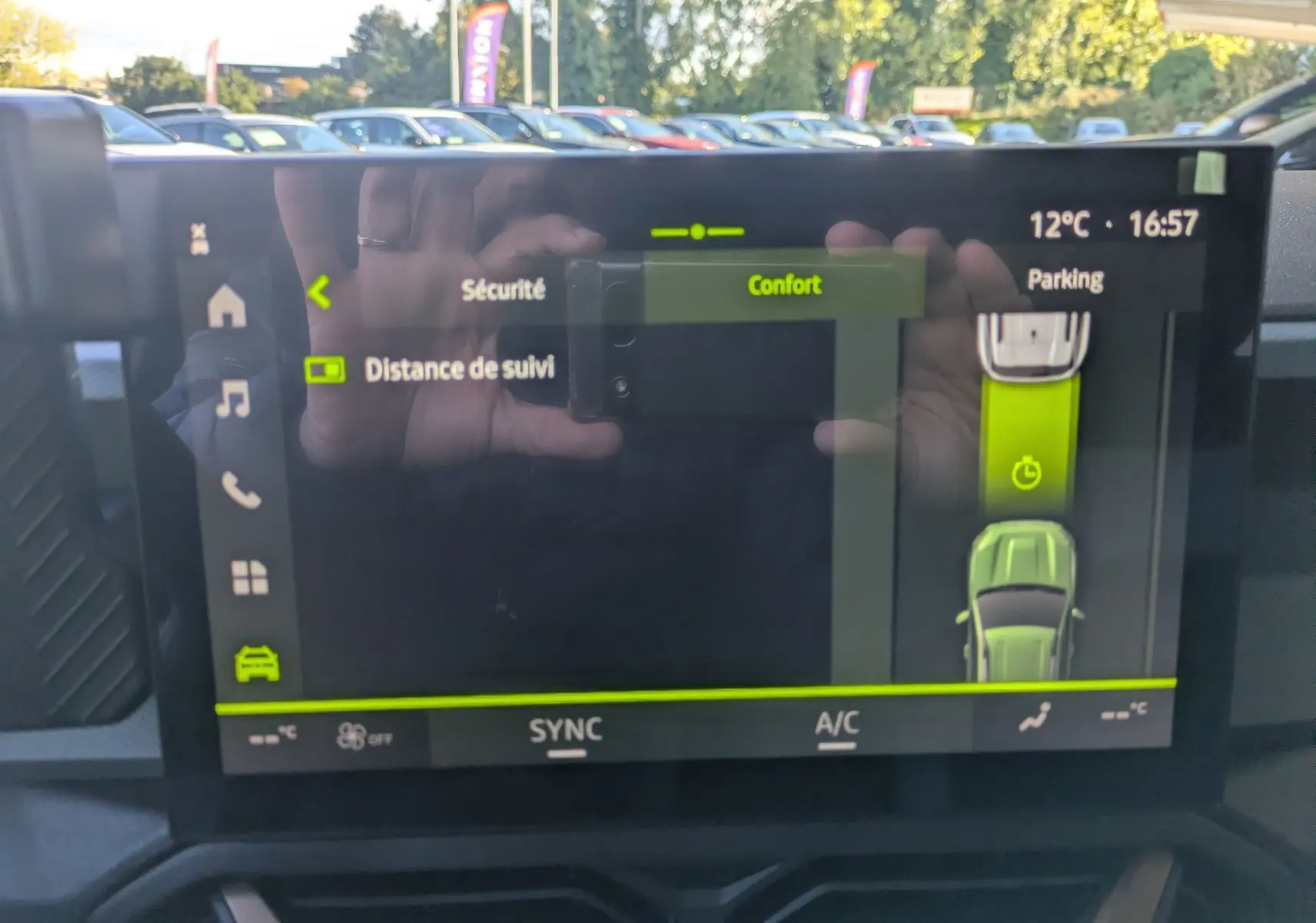 Écran tactile intérieur du Dacia Bigster Hybrid 155 Extreme montrant les réglages de sécurité et confort, avec affichage digital clair.