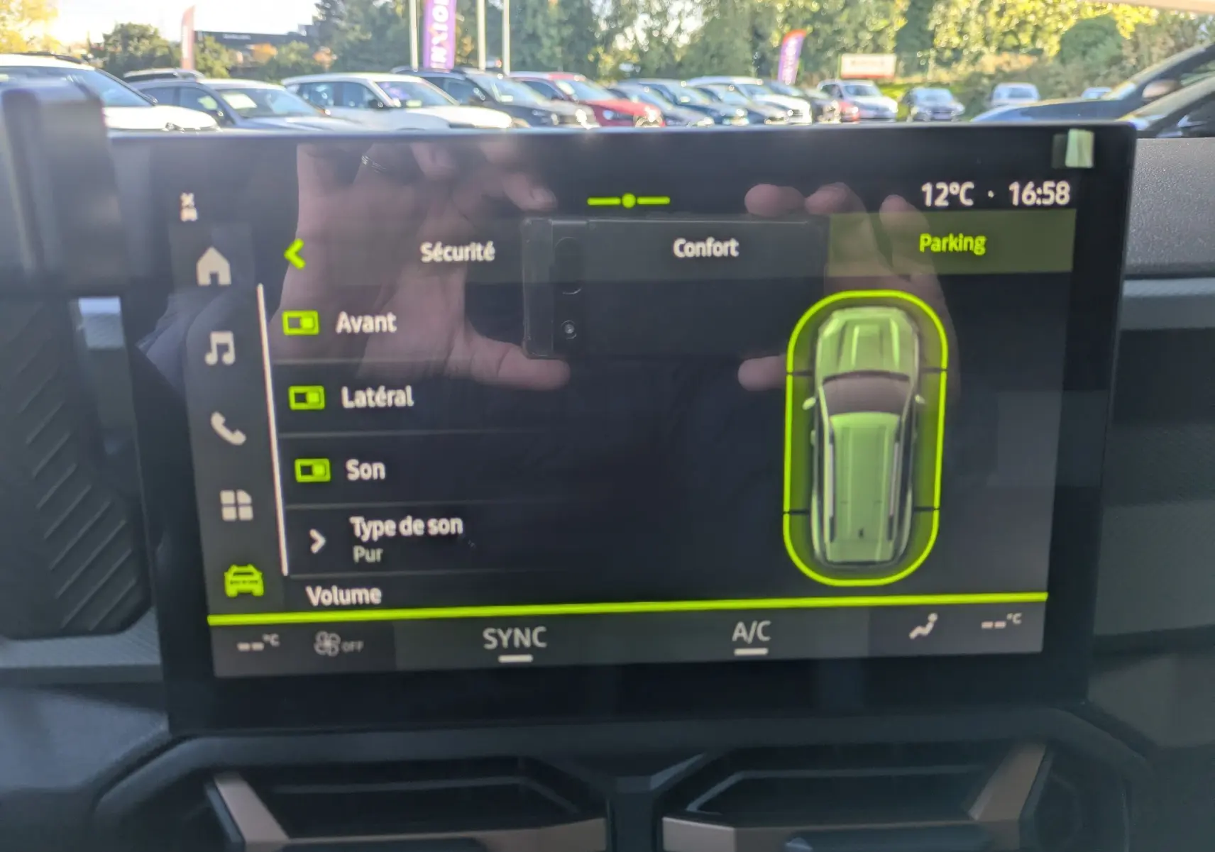 Écran tactile du tableau de bord du Dacia Bigster Hybrid 155 Extreme affichant les réglages de sécurité et parking.